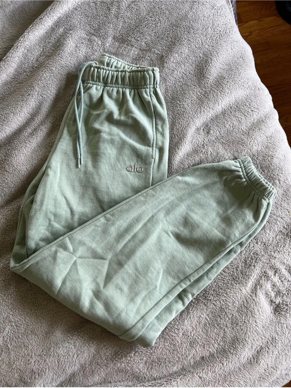 Alo Yoga Women’s Mint Green Accolade Sweatpants XXS